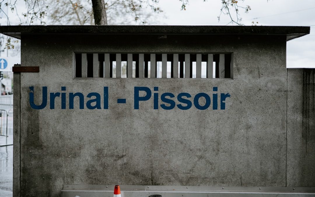 "Bâtiment gris avec texte bleu : choisir un prestataire sanitaire promoteur de confiance"