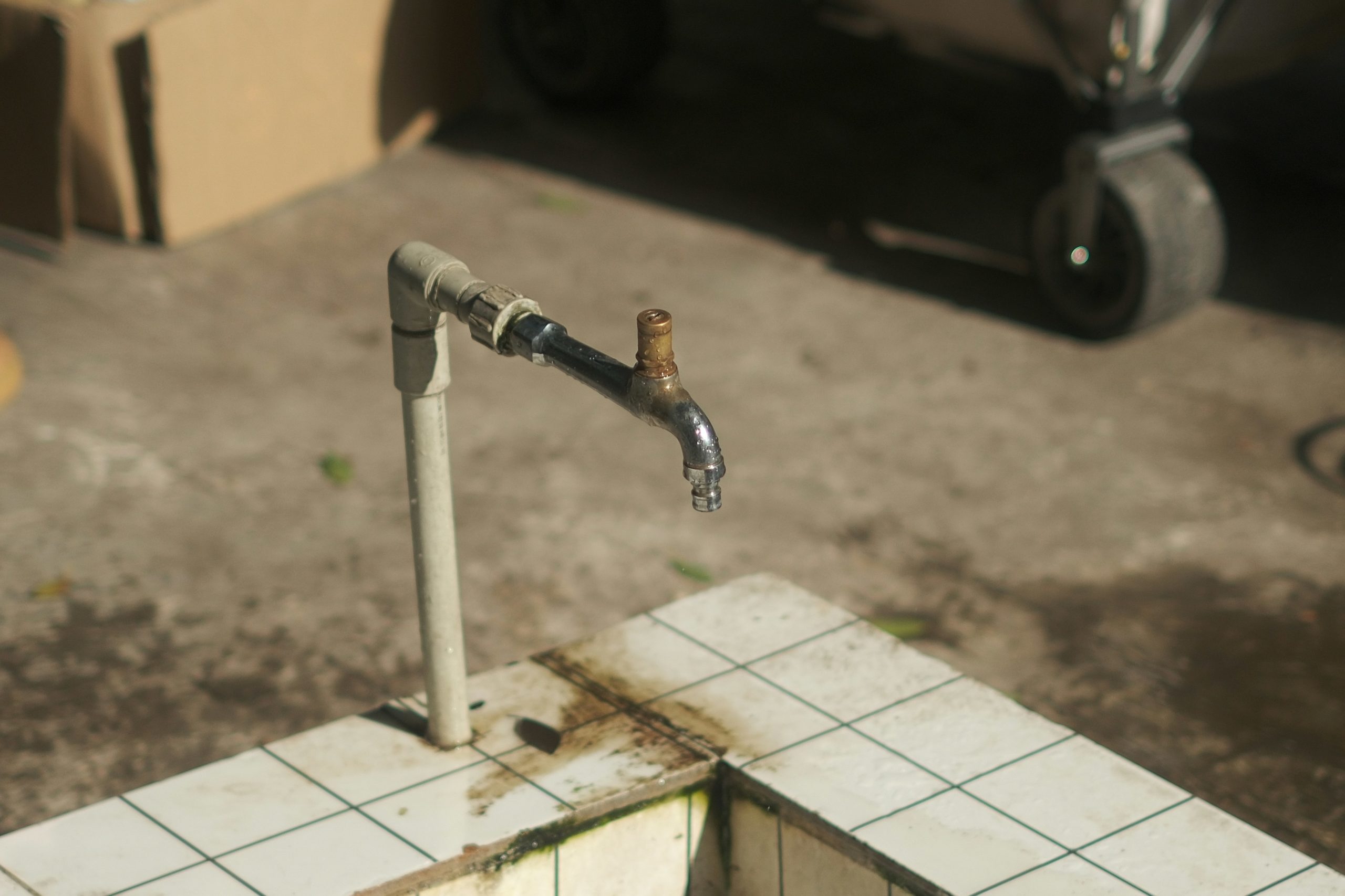 Un plombier installant un nouveau robinet d'évier avec des outils de précision.