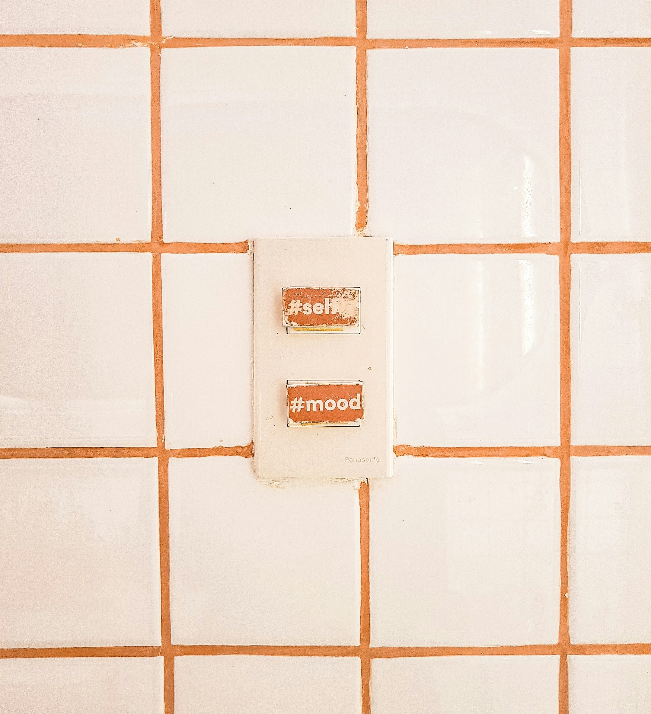 Tuyaux en cuivre de haute qualité et raccords sanitaires suisses standard en gros plan.