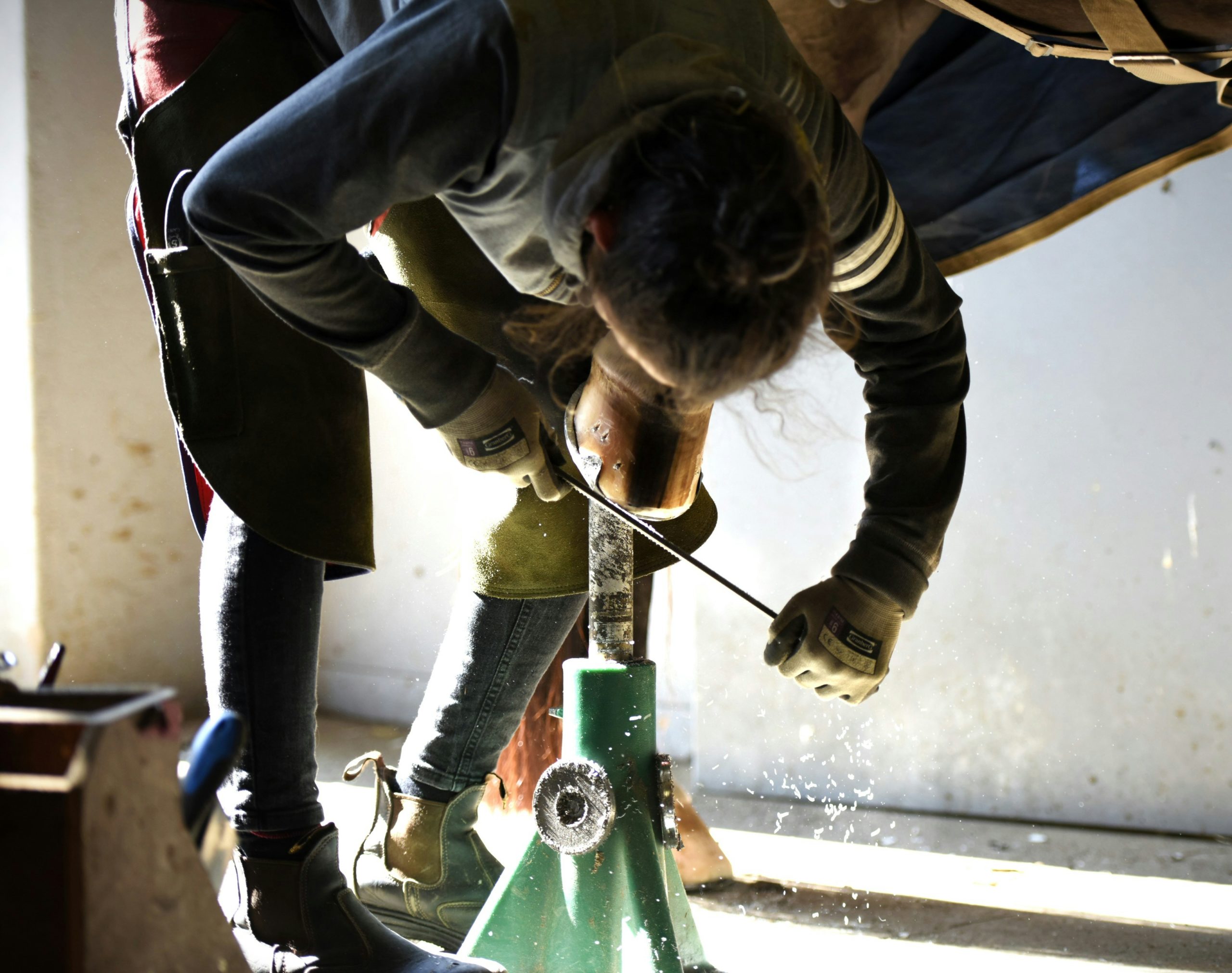 Un plombier répare un tuyau d'évier à l'aide d'outils professionnels.