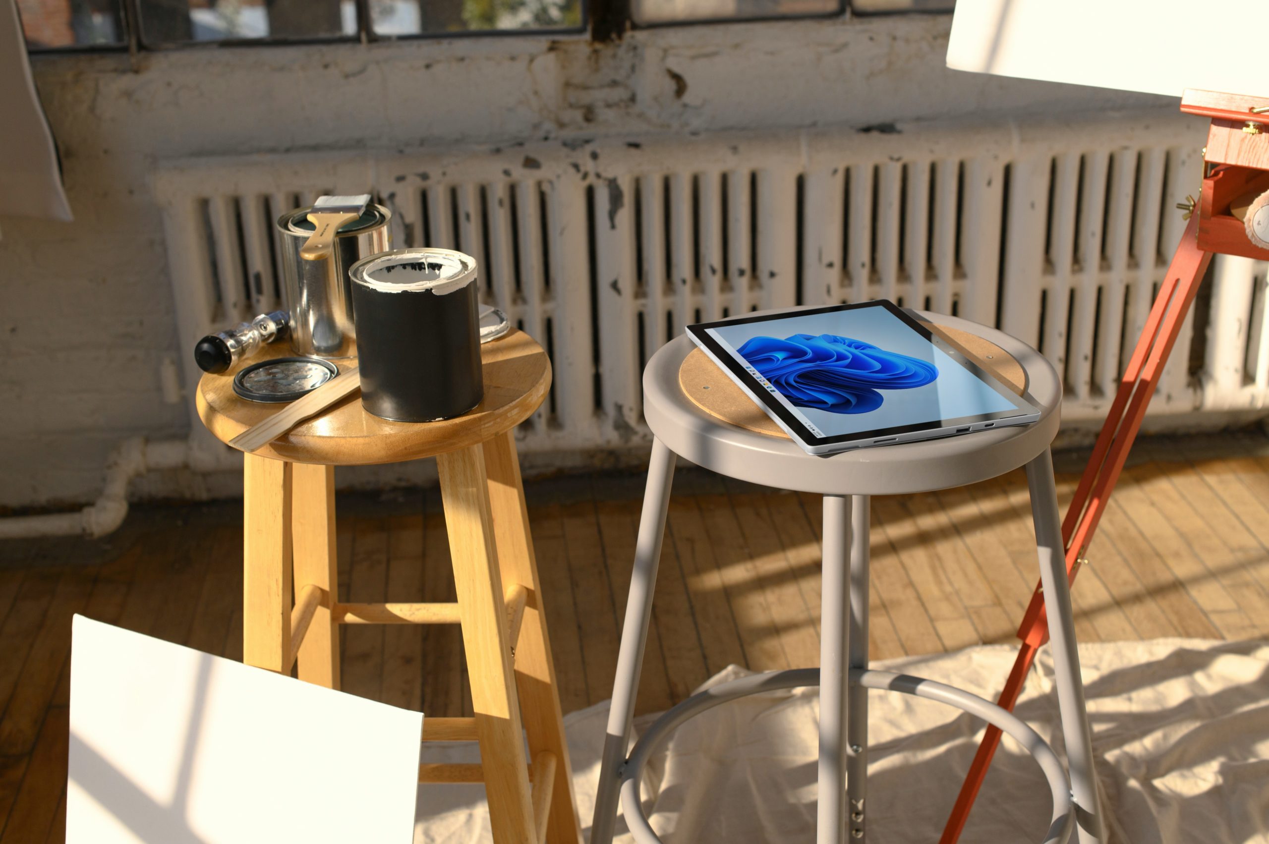 Gros plan sur les mains d'un professionnel utilisant une tablette pour vérifier une liste de contrôle d'entretien à côté d'une chaudière moderne dans une salle des services techniques propre.