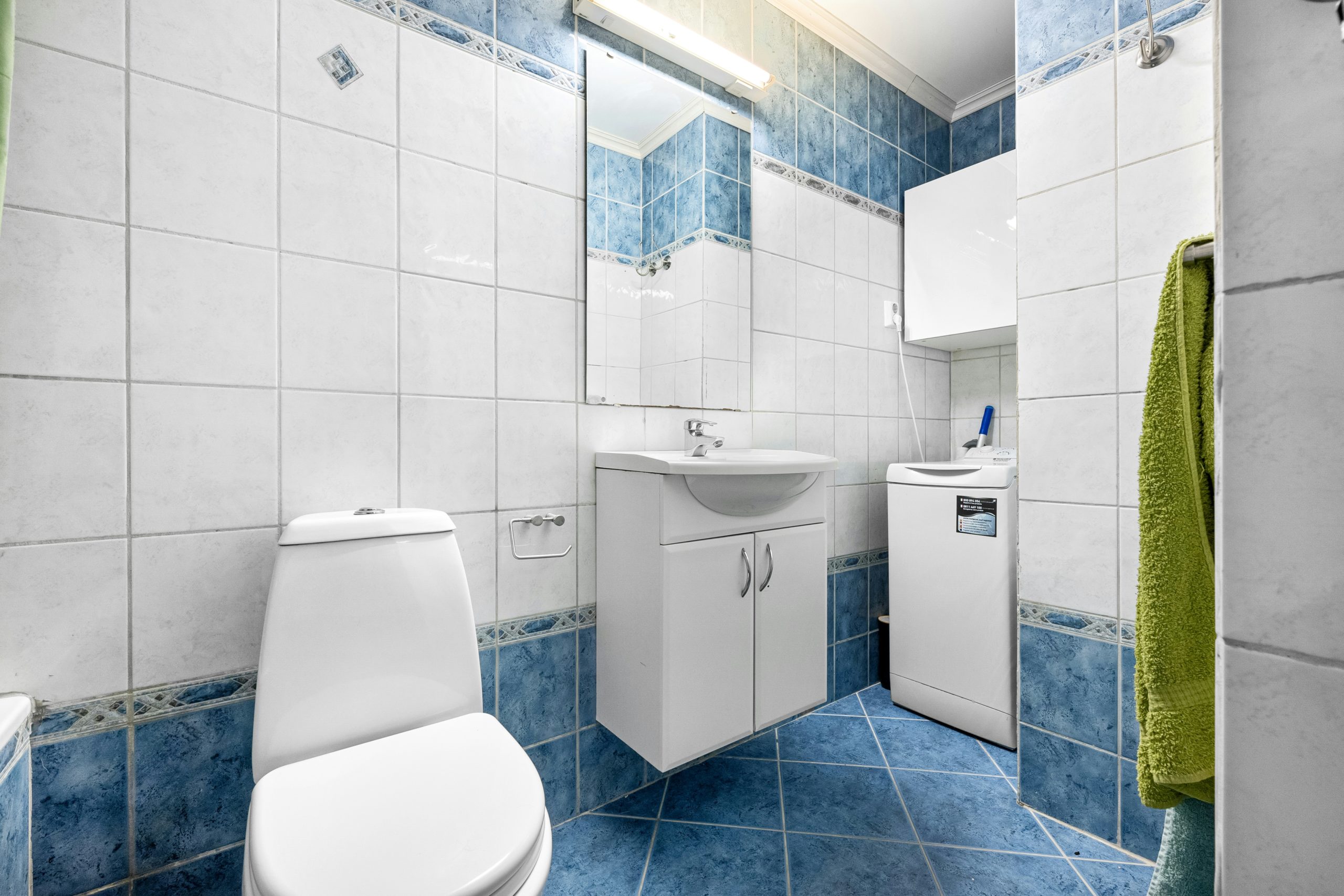 Intérieur de salle de bain moderne mettant en valeur les carrelages et les accessoires sanitaires.