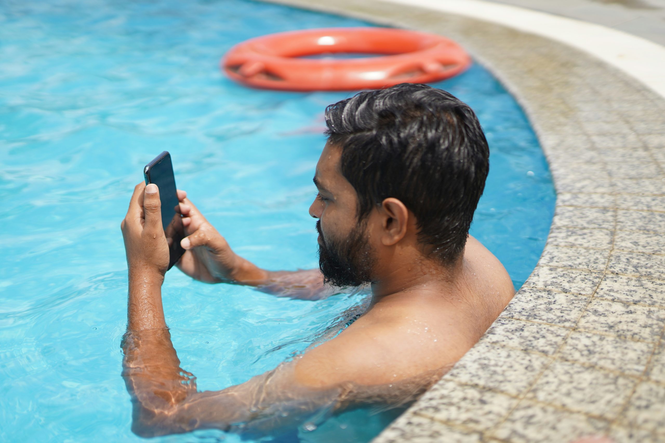 Un gros plan d'une personne faisant défiler des avis de plombiers sur l'écran d'un smartphone.