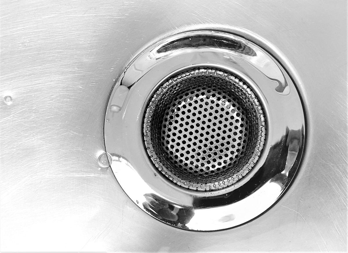 Filtre métallique perforé d'un appareil électroménager.