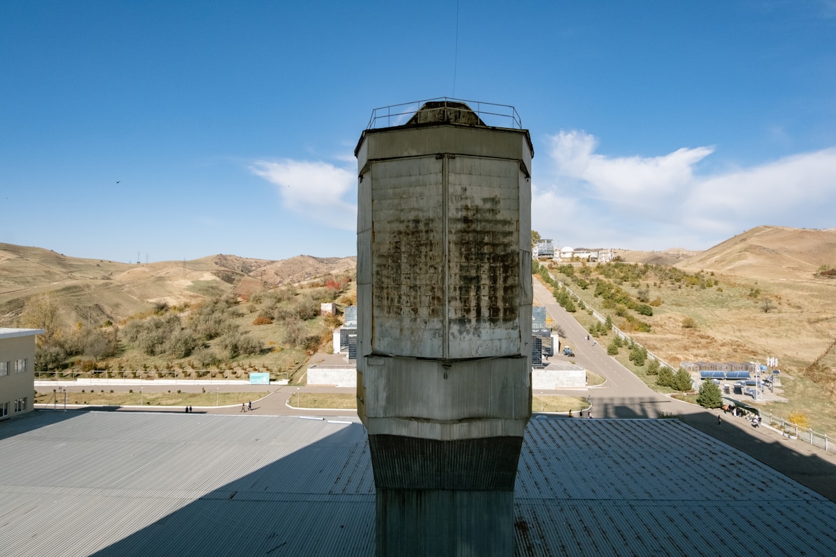 Tour de contrôle abandonnée dans un paysage désertique.