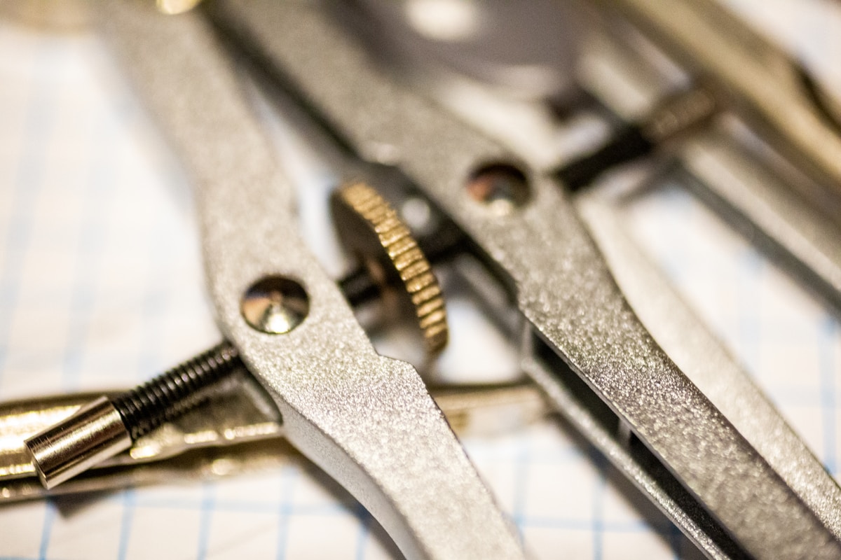 Outils de travail en métal gris et rouillés.