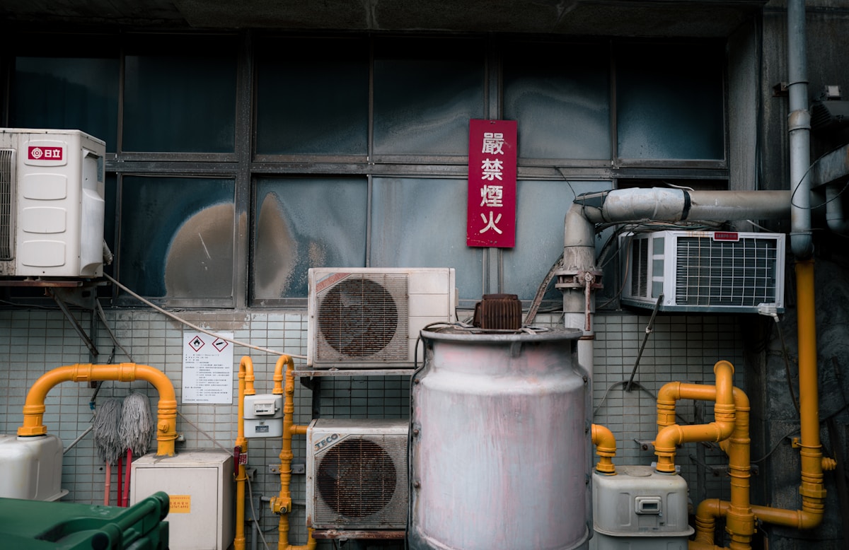 Équipement industriel, tuyaux, climatisation, avertissement de sécurité, environnement sombre.