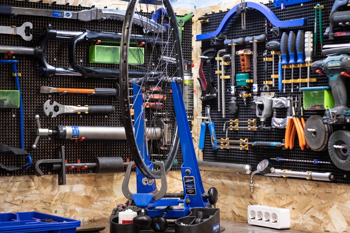 Atelier de réparation de vélos avec outils et équipements.