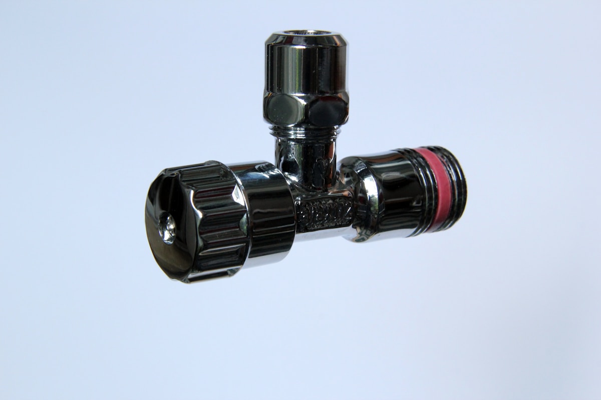 Raccords de tuyauterie chromés et noirs.