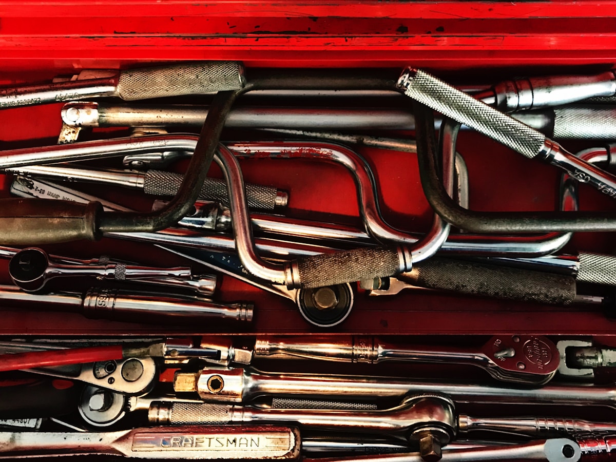 Outils de bricolage et de réparation dans une boîte à outils.