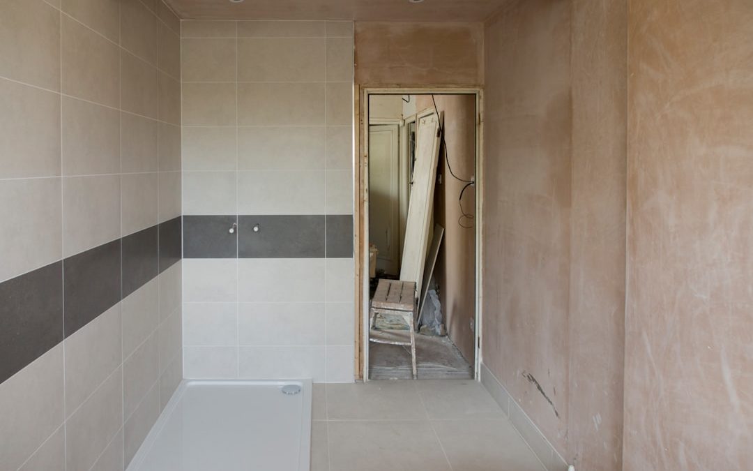 Aménager une salle de bain sous comble en 5 étapes pratiques