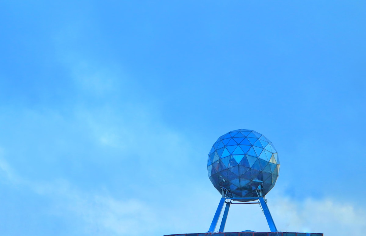 Sphère géodésique bleue sur fond de ciel bleu.