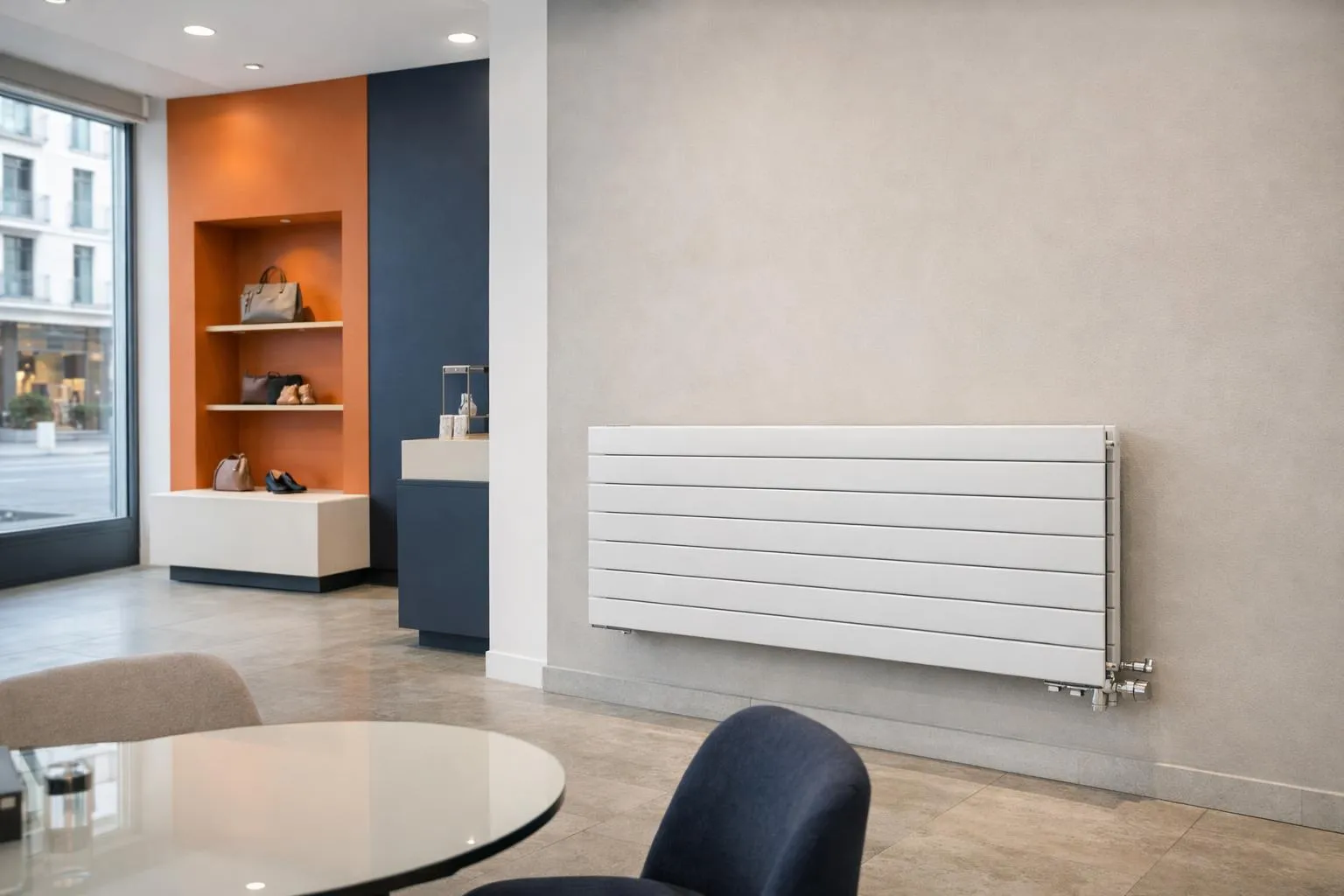 Intérieur moderne avec mobilier épuré et radiateur horizontal blanc.