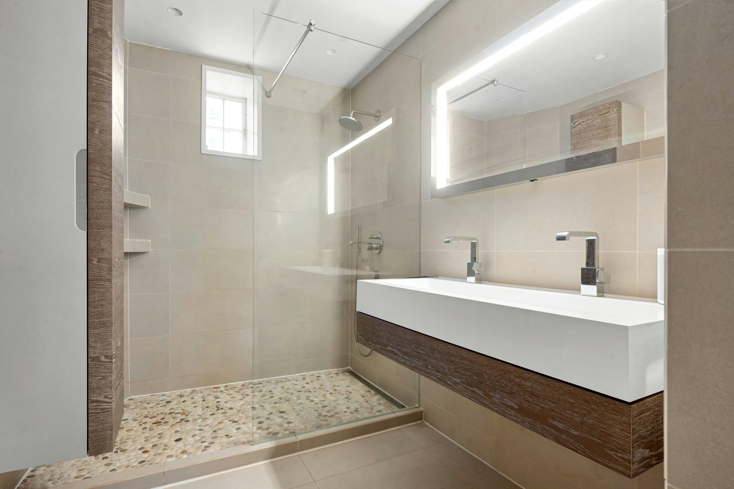 Salle de bain moderne et épurée avec carrelage de haute qualité dans un espace commercial.