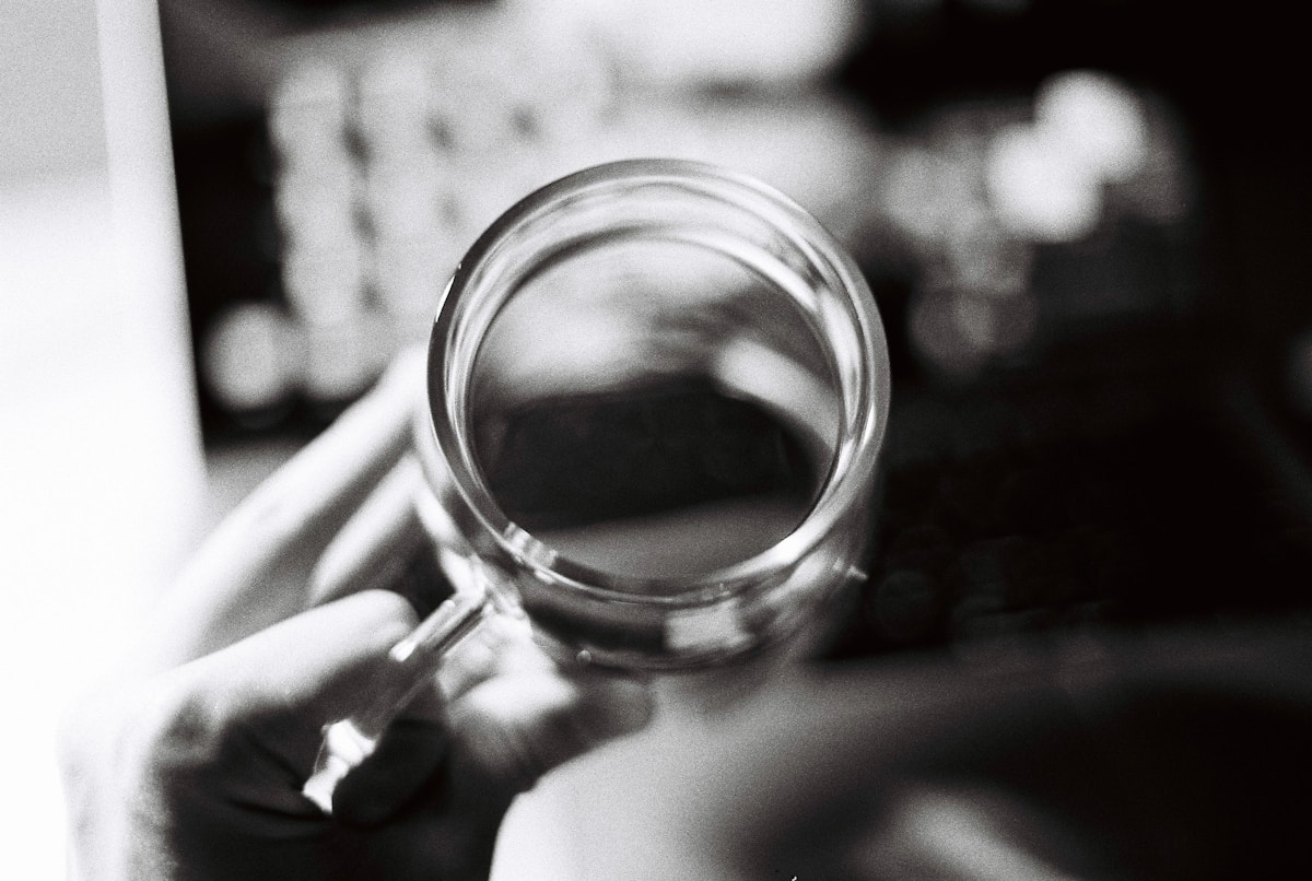 Verre en gros plan, reflet flou en arrière-plan.