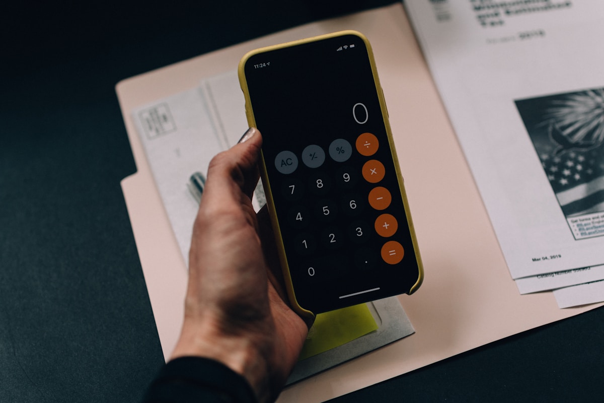 Téléphone portable jaune avec clavier numérique sur document.