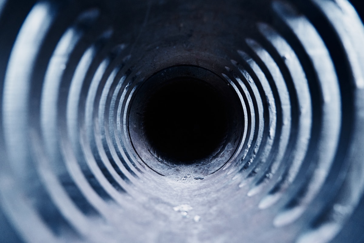 Tunnel sombre et circulaire avec des anneaux concentriques.
