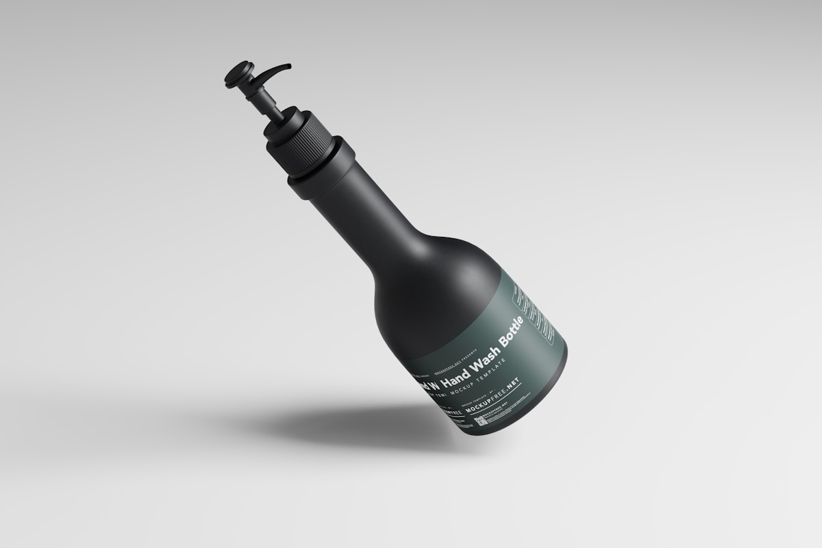 Bouteille de savon liquide noire avec pompe de distribution.