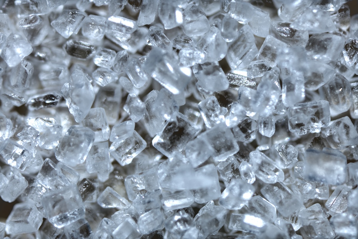 Cristaux de glace transparents et brillants.