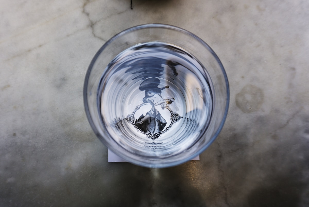 Verre de cristal avec motif graphique en son centre.