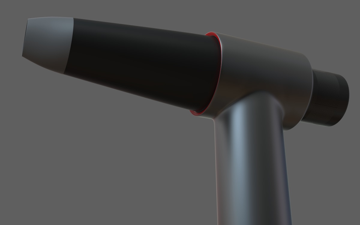 Tuyau noir cylindrique avec détail rouge.