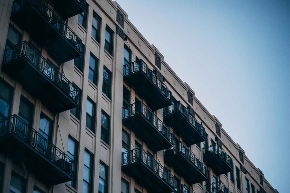 Immeuble résidentiel moderne avec balcons en métal.