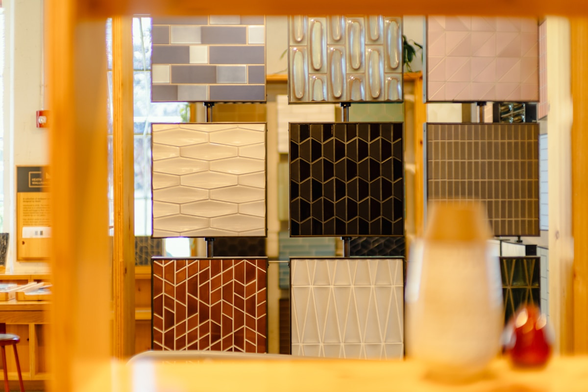Étagères avec des carreaux décoratifs de différents motifs et couleurs.