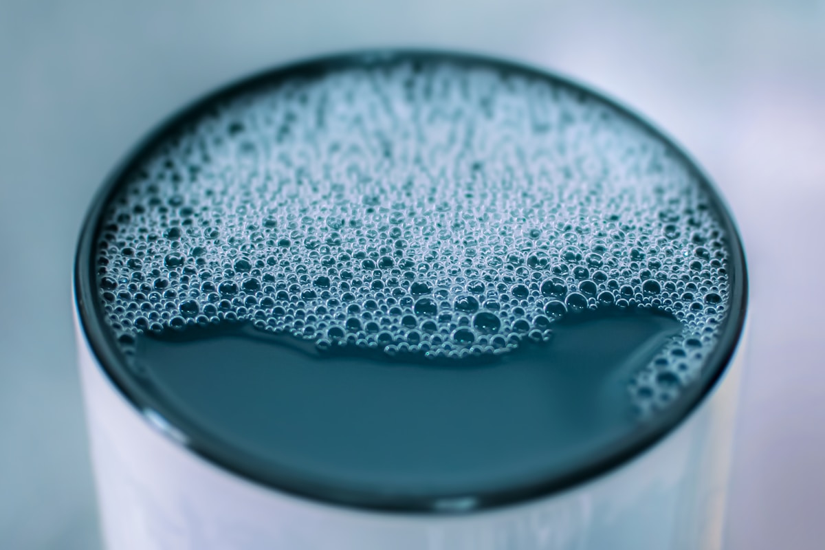 Bulles de savon dans un verre en gros plan.