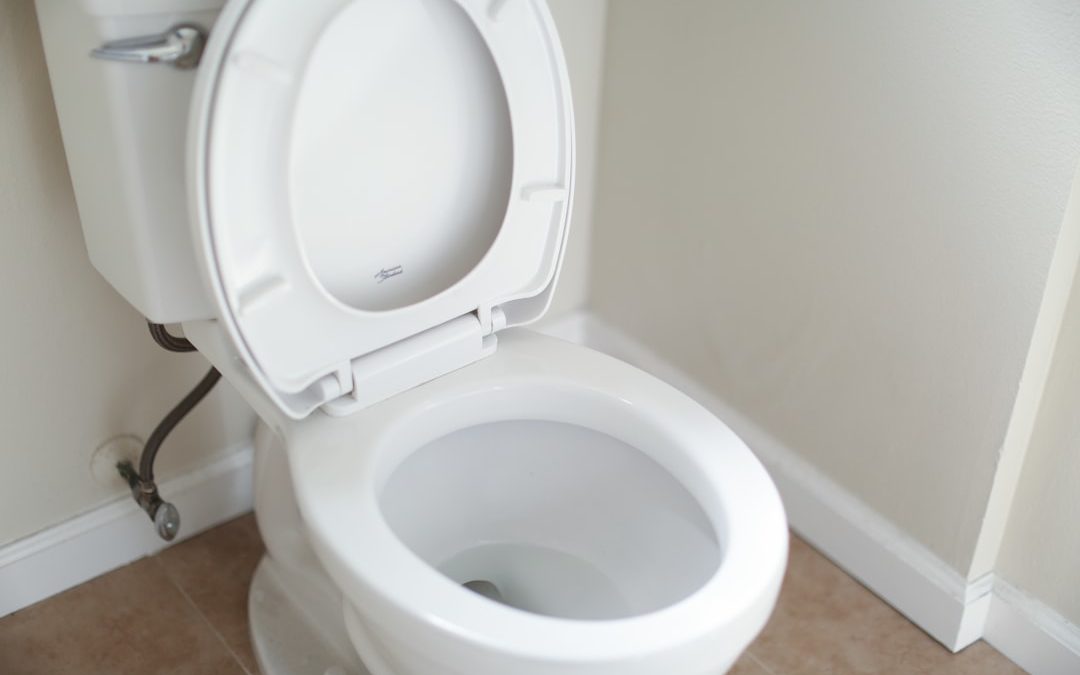 Toilette fuite base, comment identifier et réparer le problème pas à pas