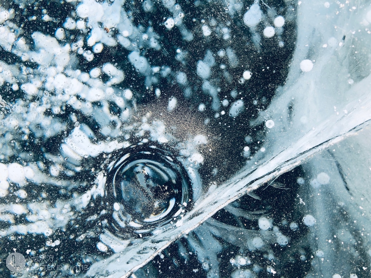 Glace gelée avec motifs cristallins et reflets lumineux.
