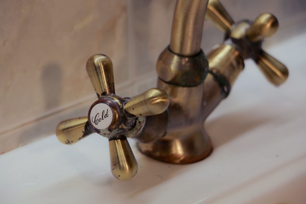 Robinet de salle de bain en laiton avec poignée marquée "Gold".