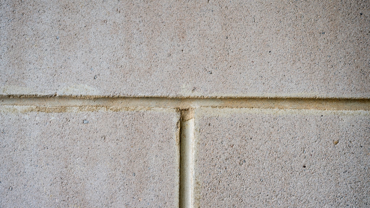 Mur de béton gris avec une fissure horizontale.