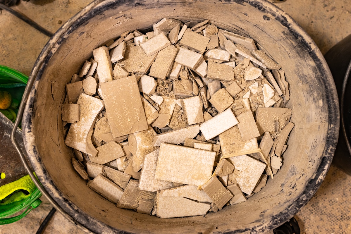 Fragments de céramique cassée dans un récipient en bois.