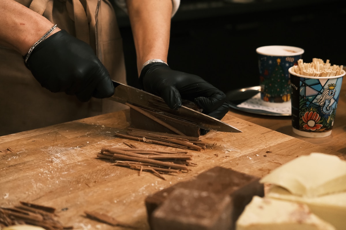 Préparation de bâtonnets de bois sur une surface en bois.