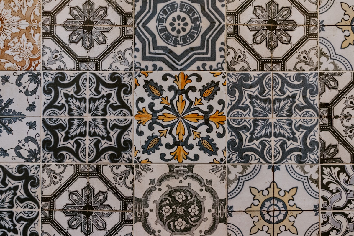 Motifs décoratifs ornementaux en noir, blanc et ocre.