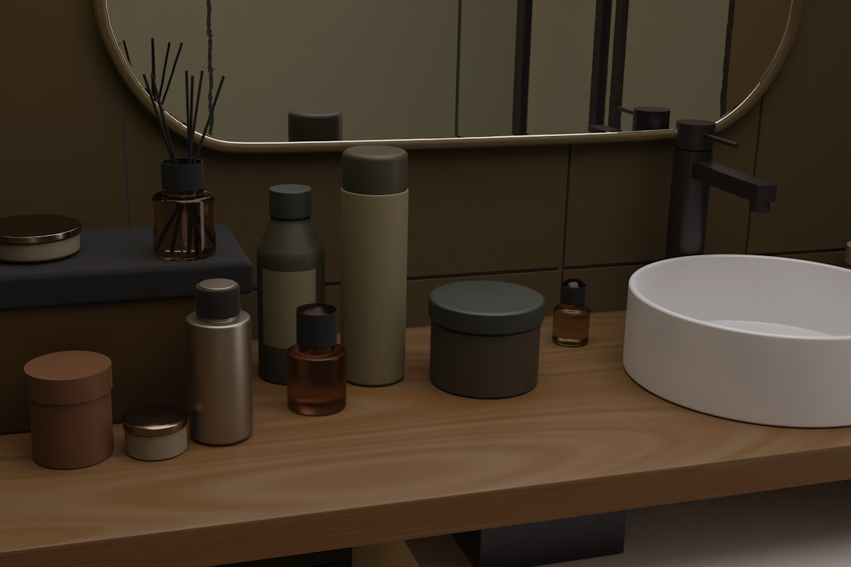 Étagère de salle de bain avec produits cosmétiques et accessoires.