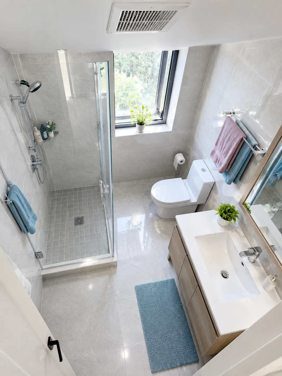 Salle de bains moderne avec douche, lavabo et fenêtre